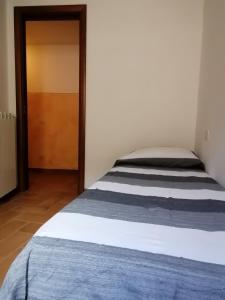 ein großes Bett in einem Zimmer mit Tür in der Unterkunft La Marchesina in Ronciglione