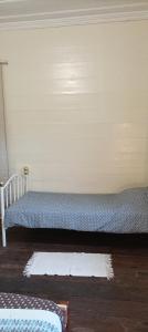 una camera con un letto nell'angolo di una stanza di La Pendule d'Argent a Salazie