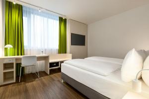 Postel nebo postele na pokoji v ubytování Super 8 by Wyndham Koblenz