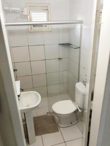 ein kleines Bad mit WC und Waschbecken in der Unterkunft Riacho do Recanto Pousada in Barreirinhas