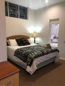 um quarto com uma cama e uma janela em St John`s Guest House em Pietermaritzburg