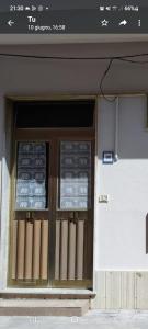 einer Eingangstür eines Gebäudes mit zwei Fenstern in der Unterkunft Casa Rizza in Portopalo