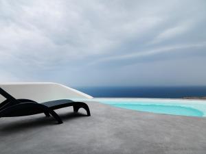 Hồ bơi trong/gần Dome Santorini Resort
