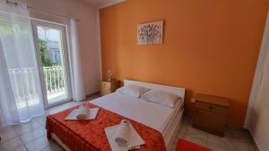 Postel nebo postele na pokoji v ubytování Apartments Mandalinic
