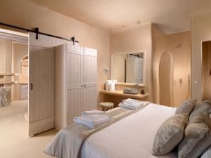 Giường trong phòng chung tại Dome Santorini Resort