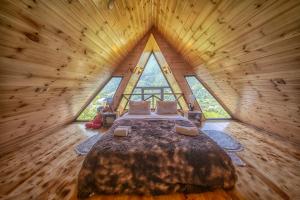ein Schlafzimmer mit einem Bett in einem Baumhaus in der Unterkunft Forest House in Dandalo