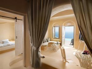 Giường trong phòng chung tại Dome Santorini Resort