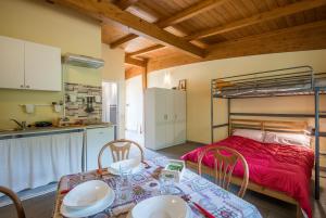 eine Küche und ein Schlafzimmer mit einem Bett und einem Tisch in der Unterkunft Siena Riding club - Caterina in Siena