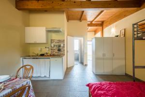 eine Küche mit weißen Schränken und einem Tisch im Zimmer in der Unterkunft Siena Riding club - Caterina in Siena
