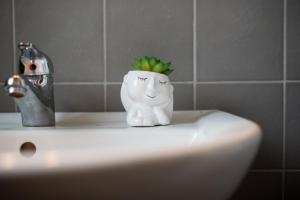 eine grüne Pflanze auf einem Waschbecken im Bad in der Unterkunft Siena Riding club - Caterina in Siena