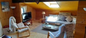 a living room with a couch and a tv at Chalet Esher Surrey in Ried-Brig