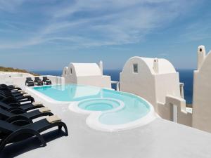 Hồ bơi trong/gần Dome Santorini Resort
