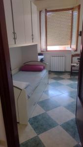 ein Schlafzimmer mit einem Bett und einem karierten Boden in der Unterkunft Casa Smeralda in Ameglia