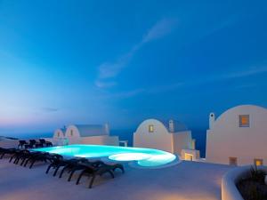Hồ bơi trong/gần Dome Santorini Resort