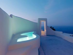 Hồ bơi trong/gần Dome Santorini Resort