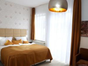 1 dormitorio con cama y ventana grande en Arthotel, en Bad Pyrmont