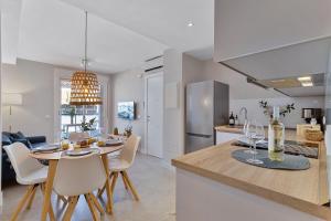 a kitchen and dining room with a table and chairs at Angelica's Home Fuengirola in Fuengirola