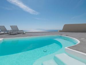 Hồ bơi trong/gần Dome Santorini Resort
