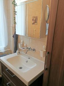 a bathroom with a sink and a mirror at Bed and Breakfast Lek & Jo 