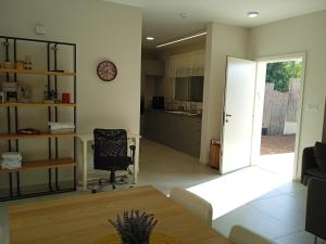 Kuchyň nebo kuchyňský kout v ubytování וילת הנחלה למשפחות Nahala Villa + 14 fotografií