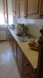 eine Küche mit einer Spüle und einer Arbeitsplatte in der Unterkunft Casa Smeralda in Ameglia