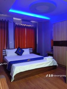 An KhêにあるĐiêu Thuyền Motelの青い天井のベッドルーム1室(大型ベッド1台付)