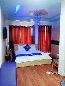 1 dormitorio con 1 cama grande y cortinas rojas en Điêu Thuyền Motel en An Khê