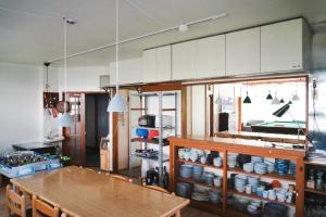 een keuken met een tafel en een eetkamer bij Koizumiya - Vacation STAY 14238v in Yuzawa