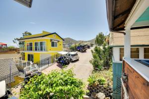 アバロンにあるCharming Catalina Gem with Deck Walk to the Beach!の黄色い家屋と通りの見晴らし