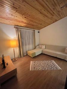 sala de estar con sofá y mesa en Kibala Hotel, en Cıralı