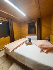 ein großes Bett mit zwei ausgestopften Tieren in einem Zimmer in der Unterkunft Cabana cu Mesteceni in Sighetu Marmaţiei