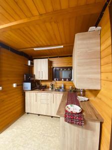eine Küche mit Holzwänden und einer Holzoberfläche in der Unterkunft Cabana cu Mesteceni in Sighetu Marmaţiei