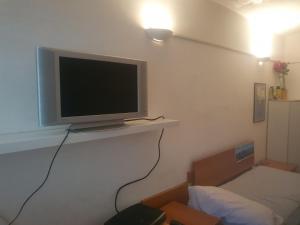 una televisione seduta su uno scaffale in una stanza di Central Lugano Family Flat 2 Bedrooms Lake view a Lugano