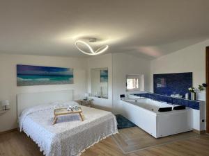 sypialnia z łóżkiem, wanną i umywalką w obiekcie Il Sogno delle Rondini w mieście Palidoro