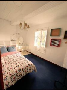 a bedroom with a bed and a window at La Casita de Coya 