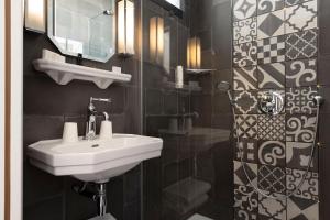 a bathroom with a sink and a mirror at Hôtel Fabric in Paris