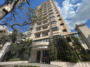 a tall building with a fence in front of it at Flat luxo, Janela Antirruído, Garagem, serviços in São Paulo
