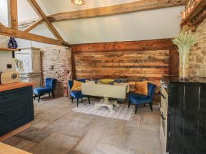 cocina y comedor con mesa y sillas en The Old Cow House en Bridgnorth