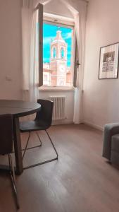 een kamer met een tafel en stoelen en een raam bij Atelier Rimini - Affitti Brevi Italia in Rimini