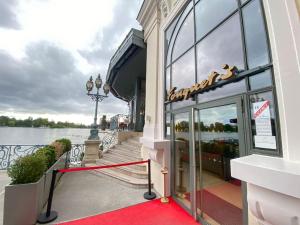 a restaurant with a red carpet in front of a building at Centre ville d'Enghien in Enghien-les-Bains