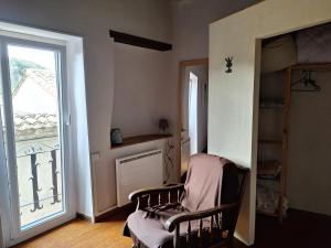 une chambre avec deux chaises et une fenêtre dans l'établissement Maison au village du livre, à Montolieu