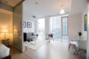 Posezení v ubytování Cozy 1 BR Air mattress CN Tower Ent District MTCC