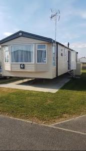 ein Wohnmobil an der Straßenseite geparkt in der Unterkunft MV18 Park Holidays, St Osyth Beach no smoking self catering holiday in Saint Osyth