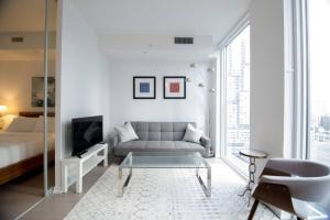 Posezení v ubytování Cozy 1 BR Air mattress CN Tower Ent District MTCC