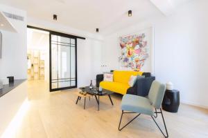 uma sala de estar com um sofá amarelo e uma mesa em Magnificent renovated 4-room apartment - Croisette Carre d'or em Cannes