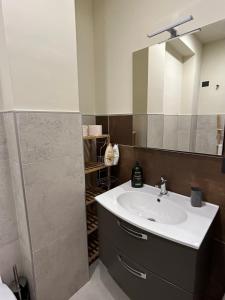 ein Bad mit einem Waschbecken und einem Spiegel in der Unterkunft B&B Savoia San Salvo in San Salvo