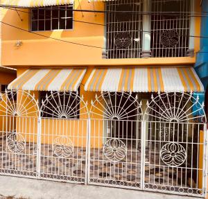 un edificio con cancello di fronte a un edificio di Homely Escape a Montego Bay