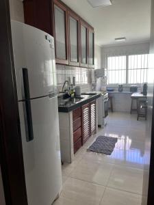 Η κουζίνα ή μικρή κουζίνα στο Cobertura 3 dormitórios, 2 vagas, churrasqueira, Wi-fi free, Lázaro Ubatuba