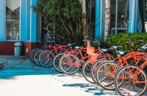 Posada Suiza by Prima Collection في سان ميغيل ديل مونتي: صف من الدراجات الحمراء متوقفة أمام مبنى