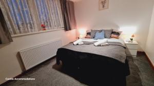 1 dormitorio con 1 cama grande y 2 almohadas en Flourish House, en Kent